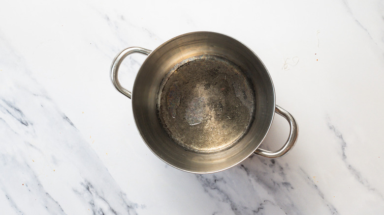 Pot with oil.