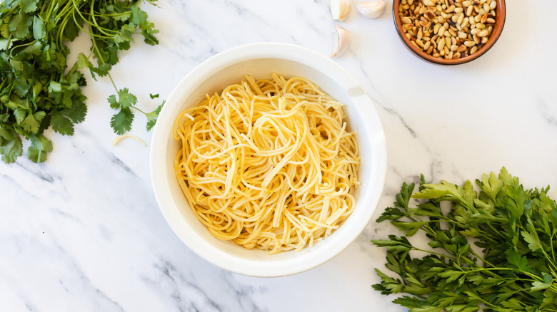 Cooked spaghetti in bowl.