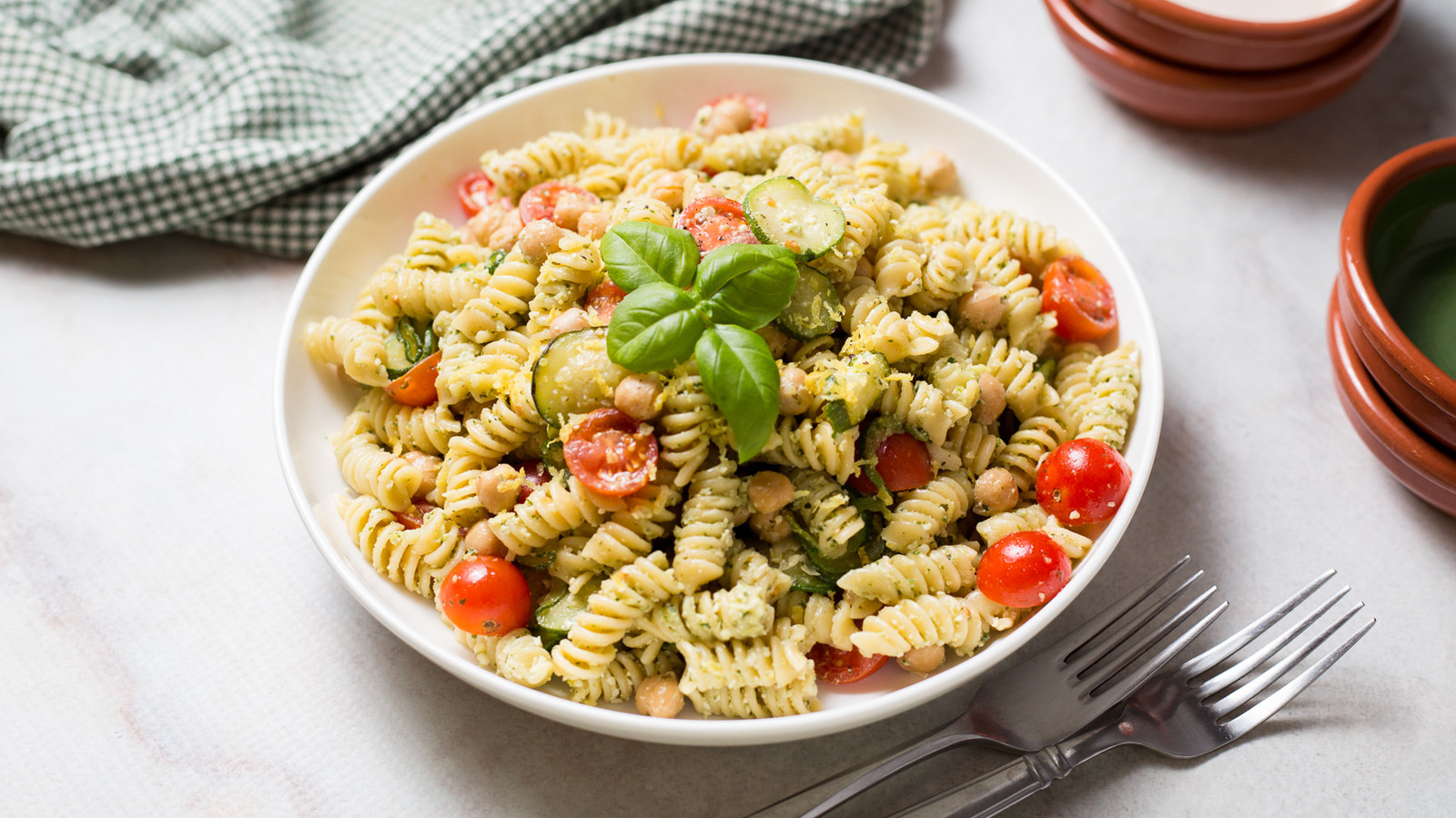 Pastasalat med citron og urter – opskrift