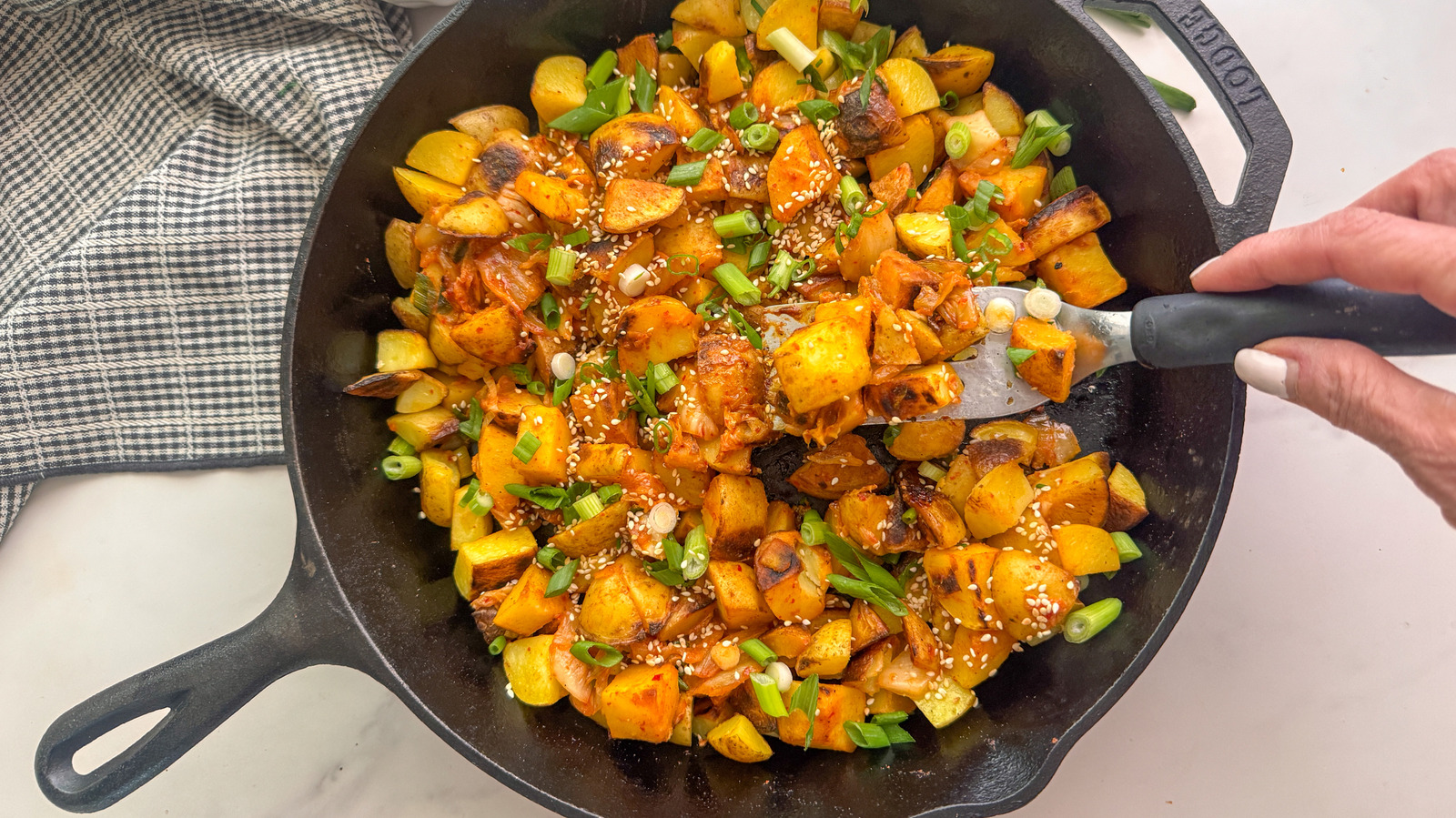 Kimchi-krydret kartofler opskrift