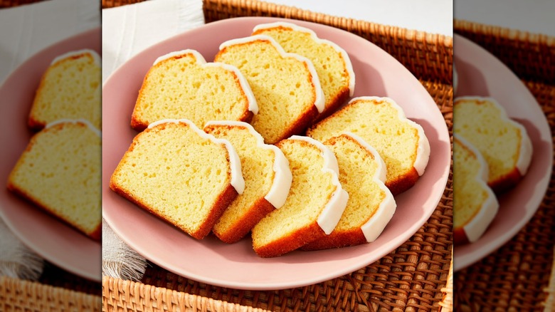 Iced lemon cake slices