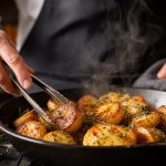 Sådan får du kartoflerne sprøde som på en restaurant og hemmeligheden er enklere end du tror