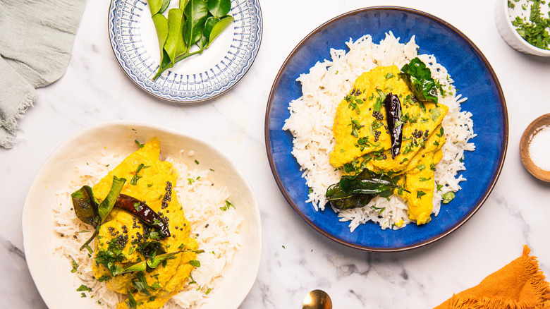 A blue and white bowl with rice topped with Goan ghotache sasav curry