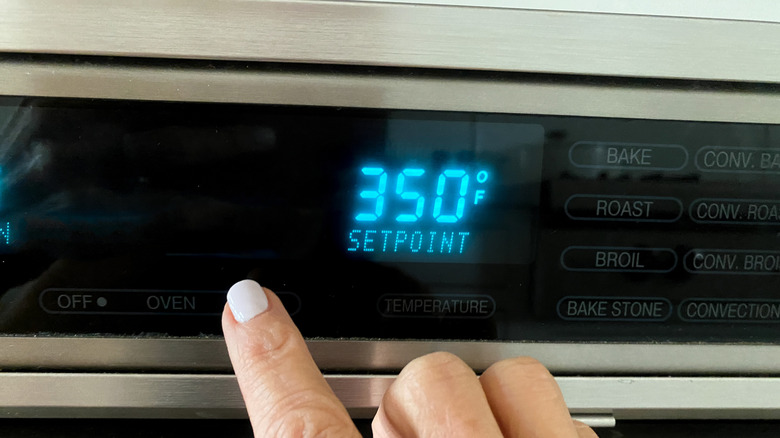 finger setting oven temperature