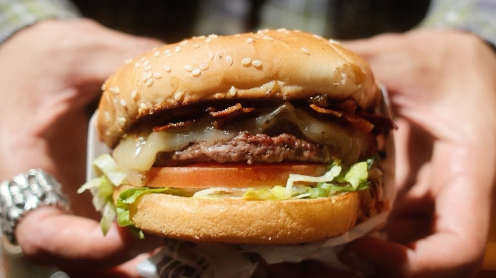 Ikke In-N-Out: Den bedste fastfood-burger i 2026 kommer fra en anden californisk kæde ifølge USA Today