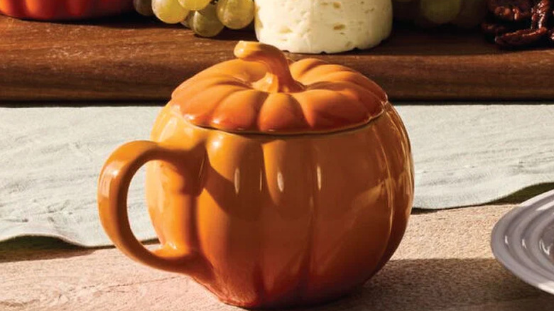 The Pumpkin Mug in persimmon with the top on.