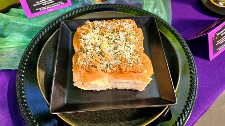 Buffalo Chicken Ranch Pull-apart Brød on a plate