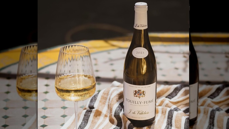 Bottle and glass of J. de Villebois Pouilly-Fumé