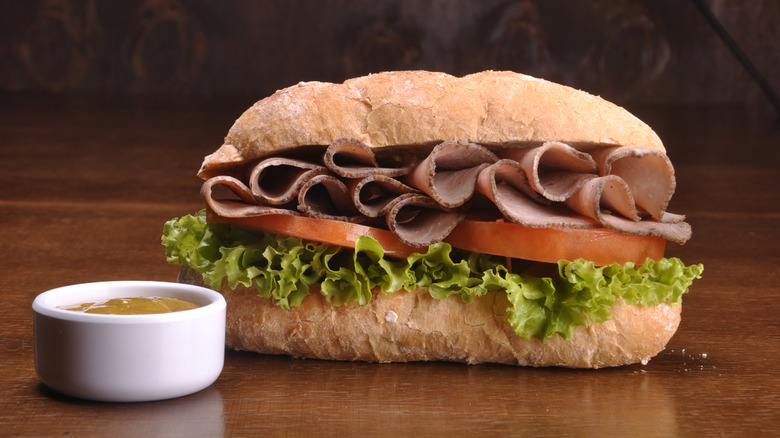 roast beef sandwich with lettuce and tomato