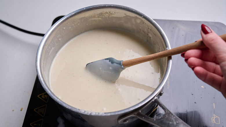 bechamel coating the back of a spatula