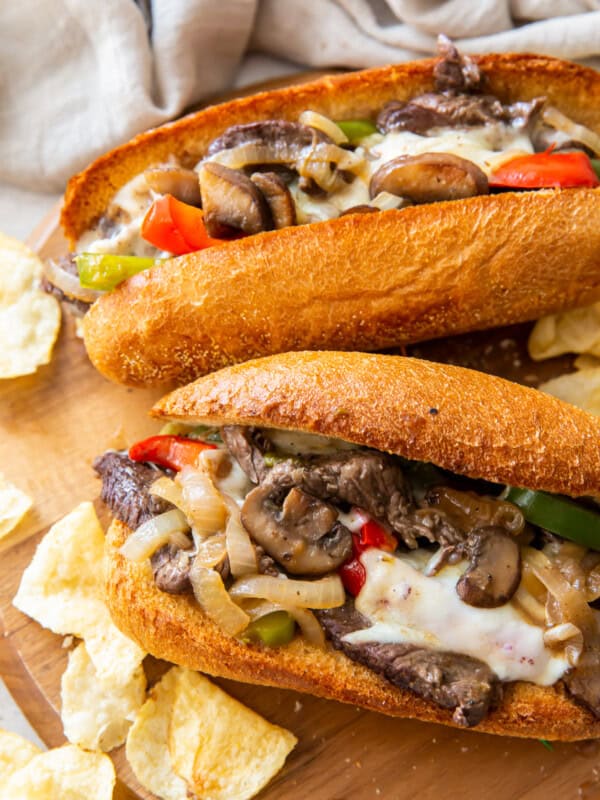 to philly cheesesteaks på skærebræt