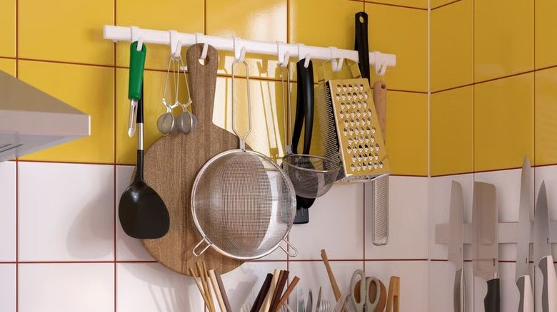 Ikea's Sunnersta rail with kitchen utensils