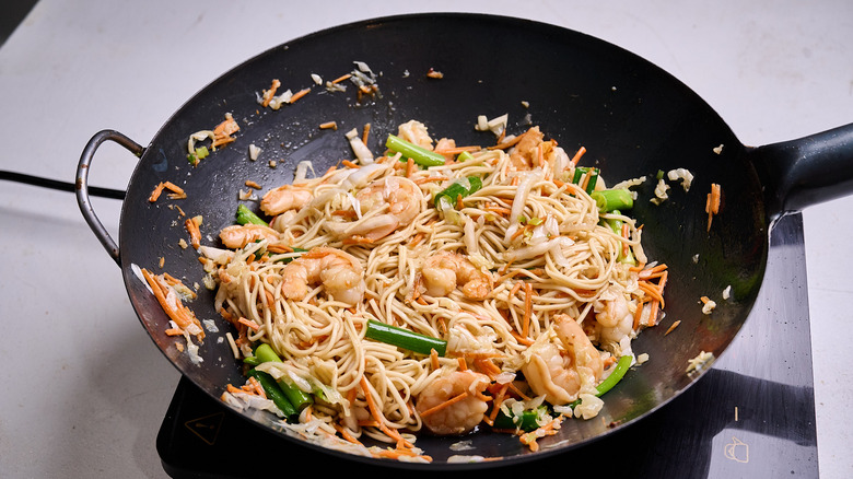 shrimp lo mein in wok