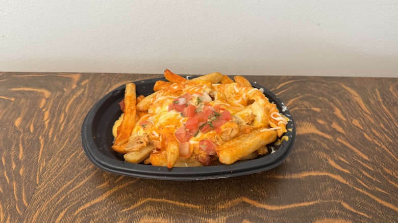 Creamy Sriracha Chicken Nacho Fries