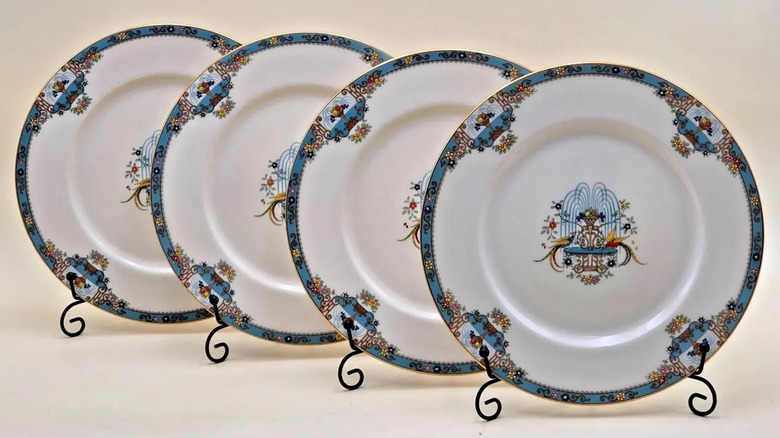 Display of four Lenox plates with the Fountain pattern.